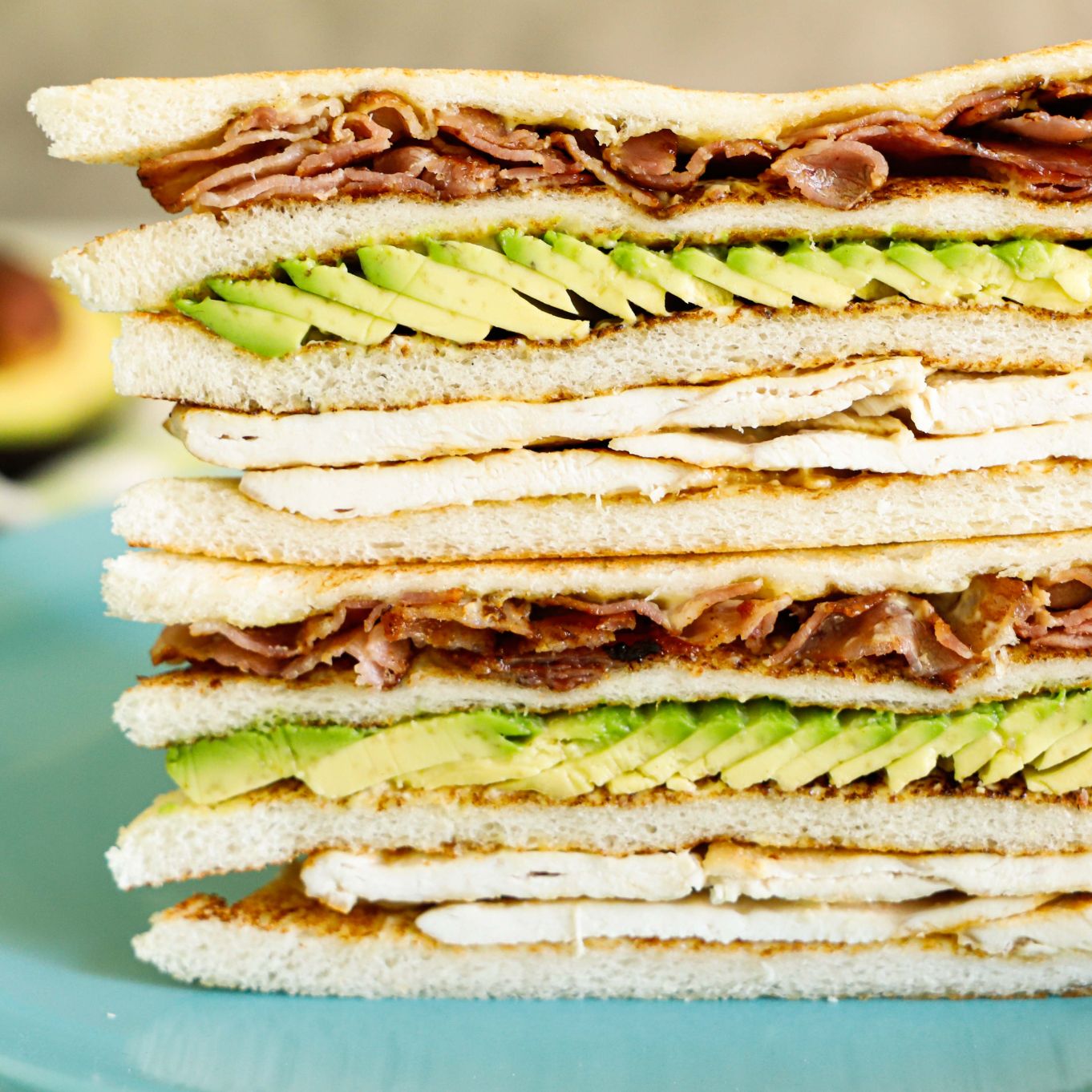 Avocado club sandwich con pollo e bacon: la ricetta