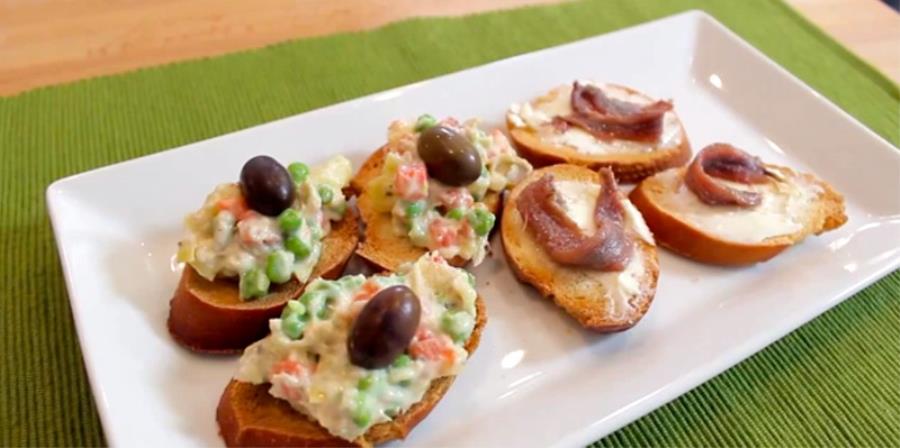 Crostini con filetti di alici e insalata russa