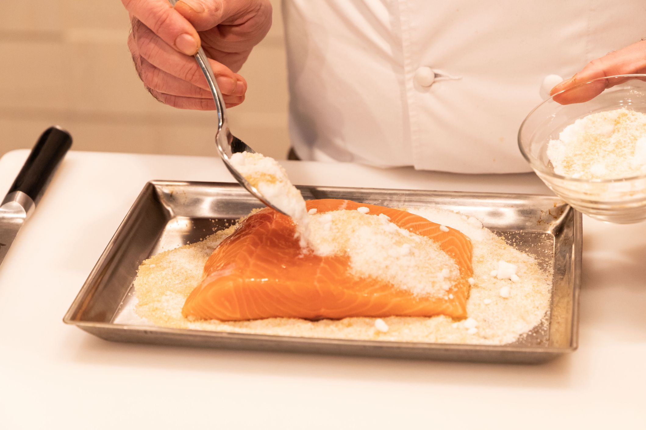 Millefoglie di salmone, carasau e avocado - Saporie