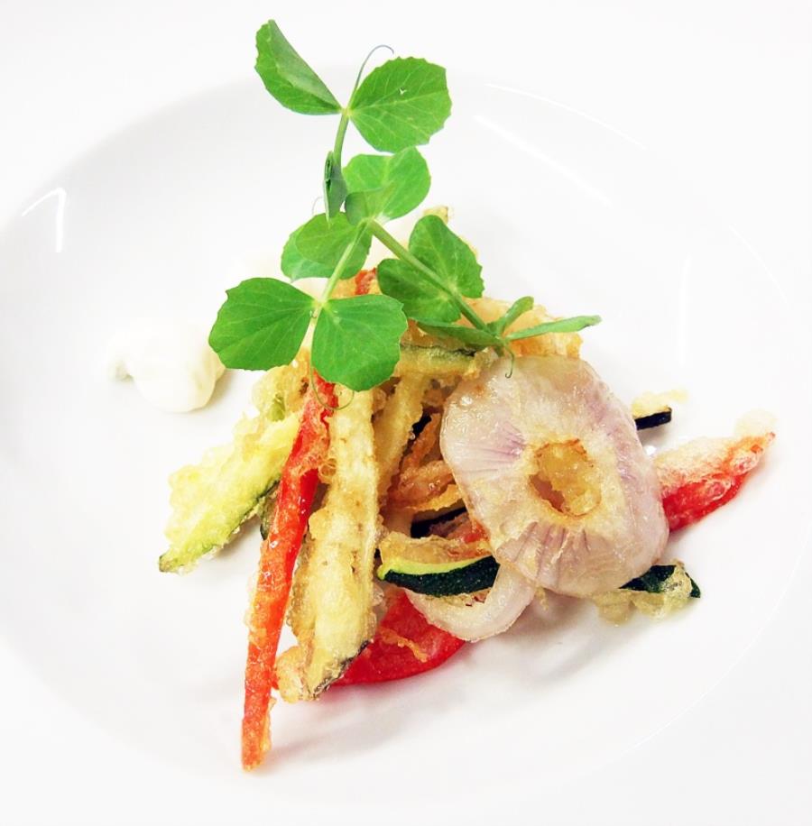 Antipasto vegan di verdure in tempura con maionese al ...