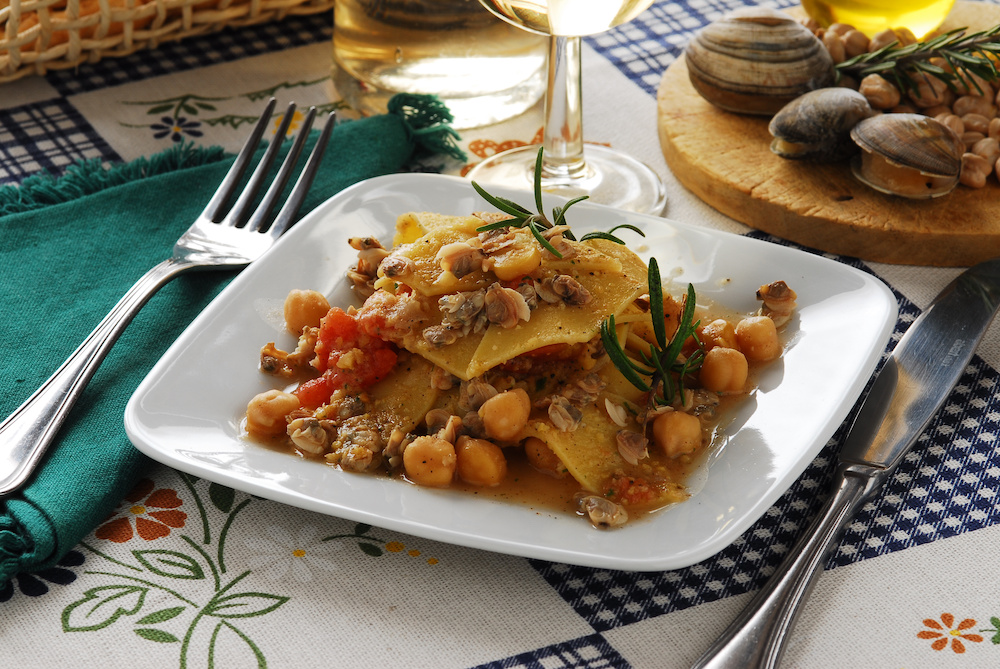 Maltagliati con vongole, patate rosse e ceci marchigiani ...