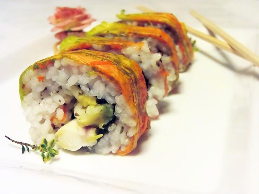 Uramaki Sushi con crudo e cotto di mare in crosta di fiore ...