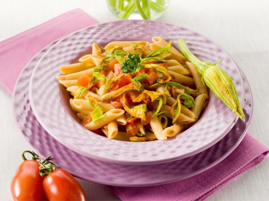 Mezze Penne Ai Fiori Di Zucca E Pomodori Del Piennolo Saporie