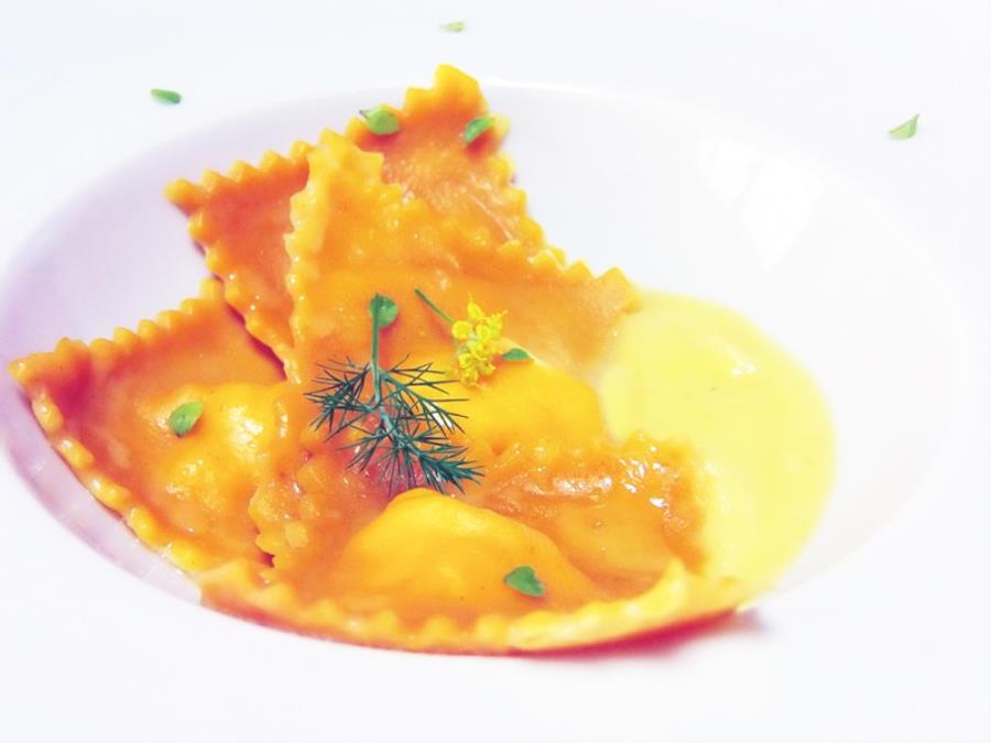 Ravioli Di Farina Di Zucca Bio Su Vellutata Di Buccia Di Zucca Saporie